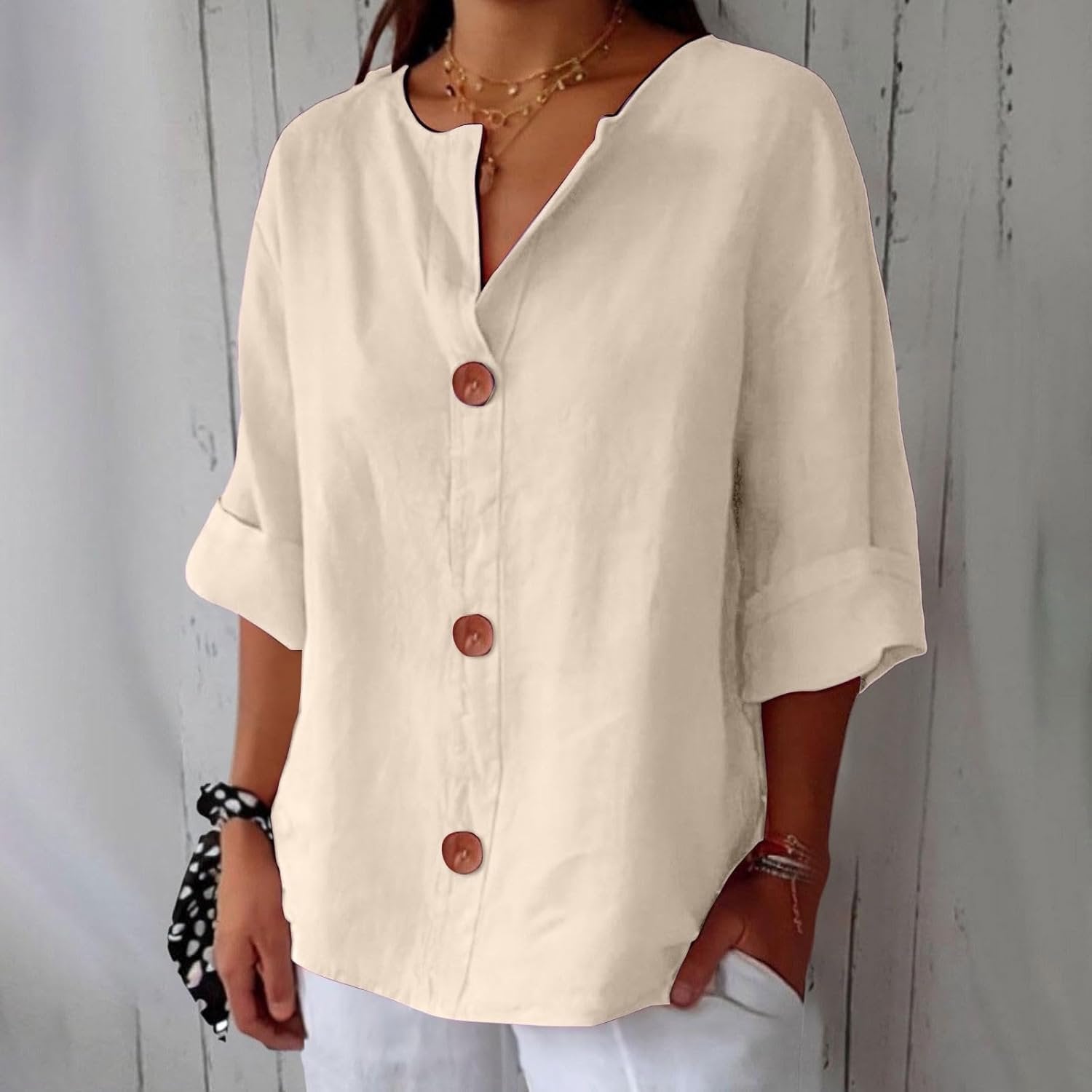 Jolien - Casual shirt met v-hals en terracotta knopen voor dames Detail