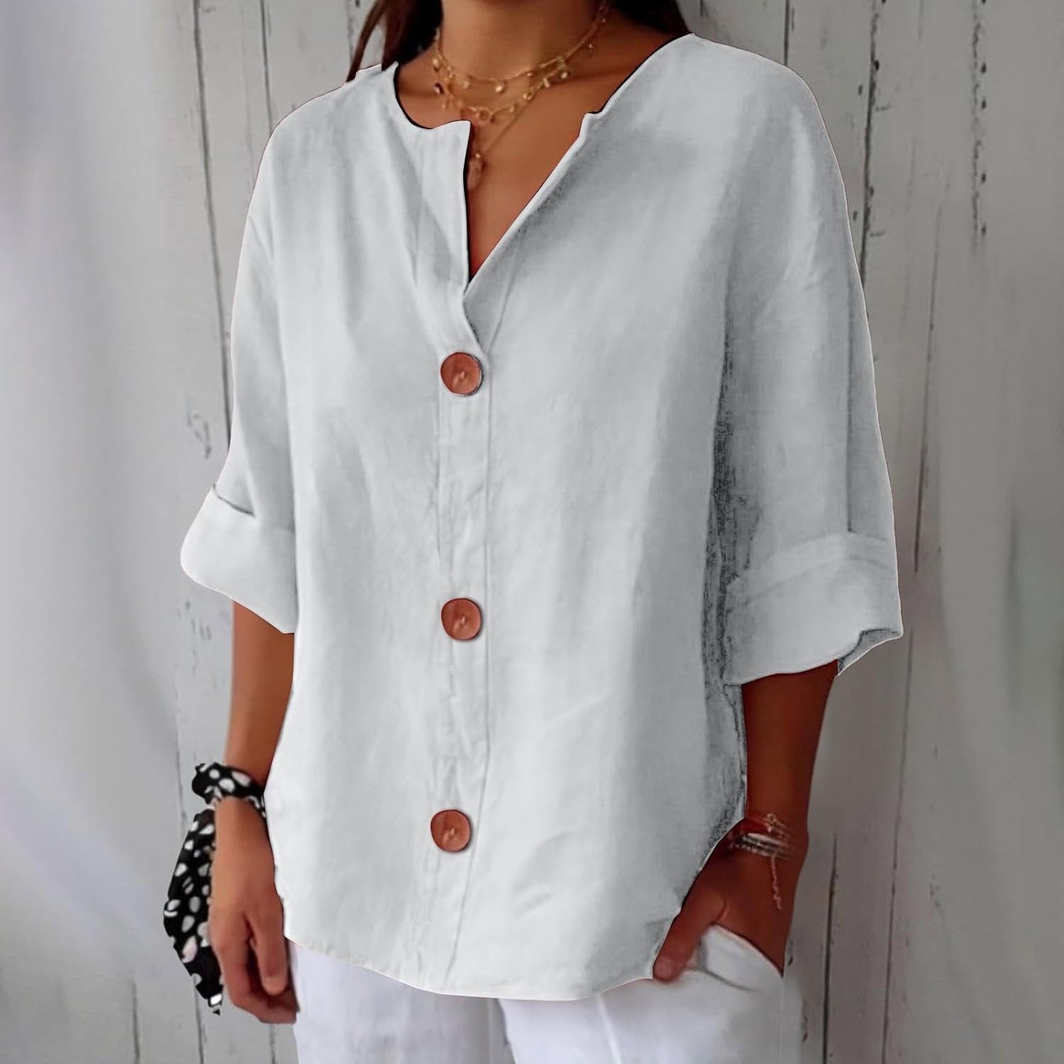 Jolien - Casual shirt met v-hals en terracotta knopen voor dames Front