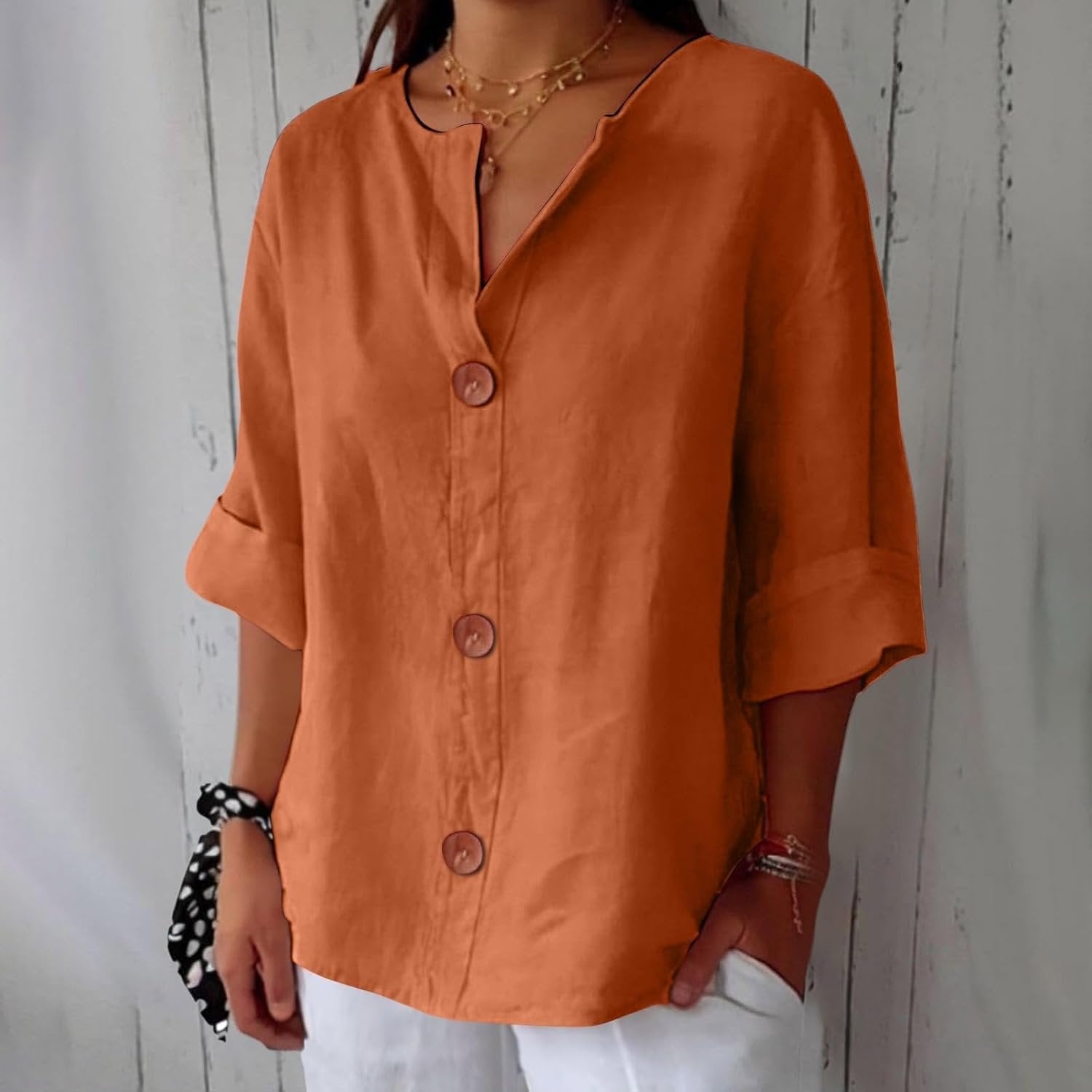 Jolien - Casual shirt met v-hals en terracotta knopen voor dames Lifestyle