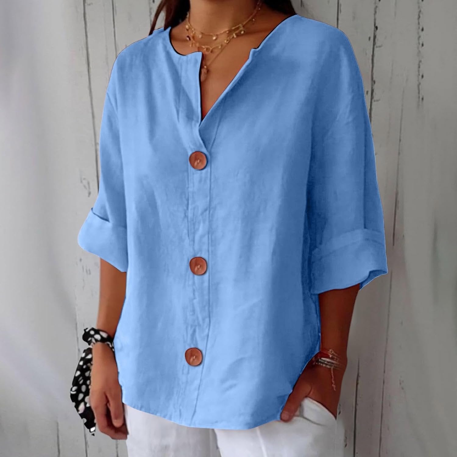 Jolien - Casual shirt met v-hals en terracotta knopen voor dames View 11