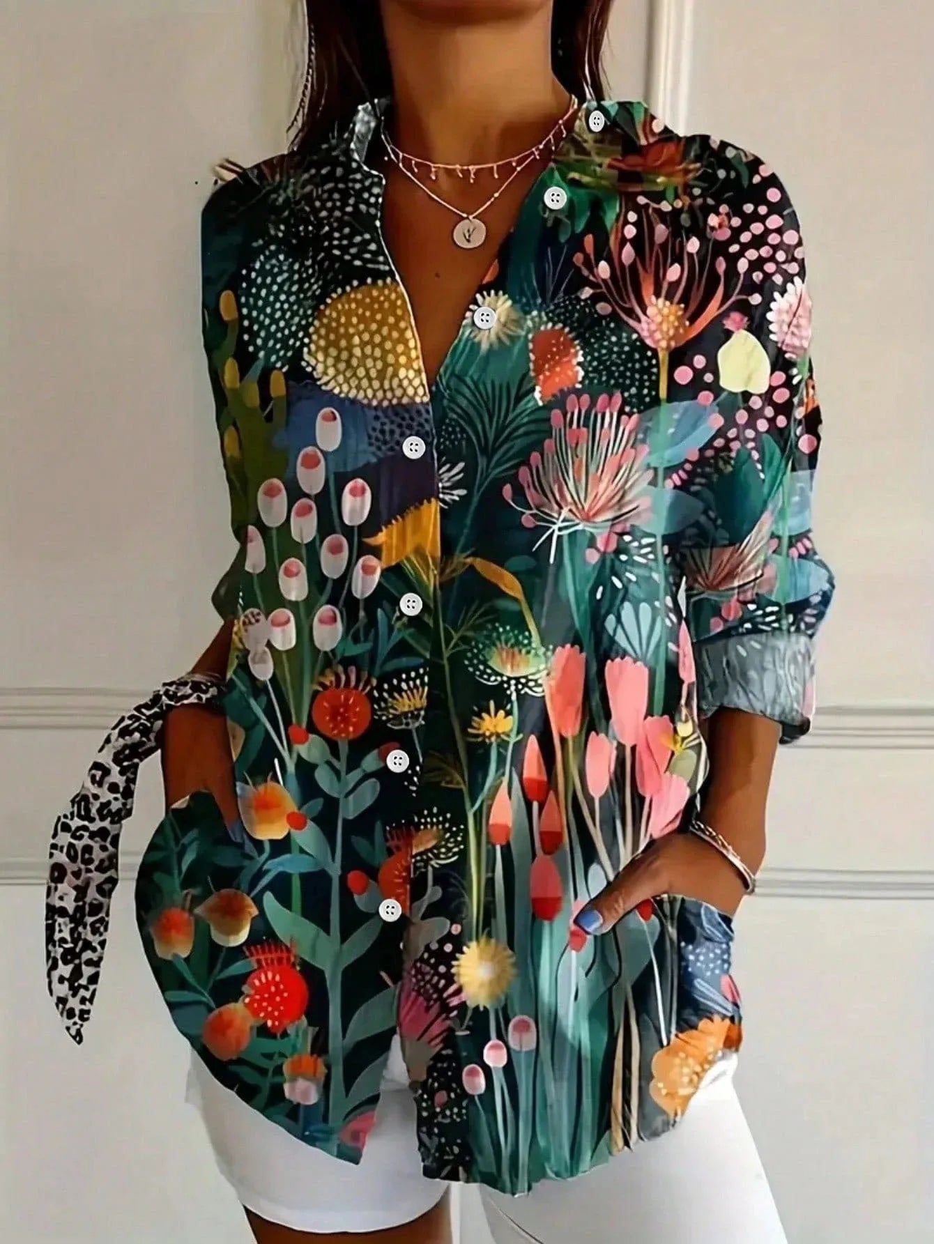 Loes - Kleurrijke blouse met bloemenprint voor dames Detail