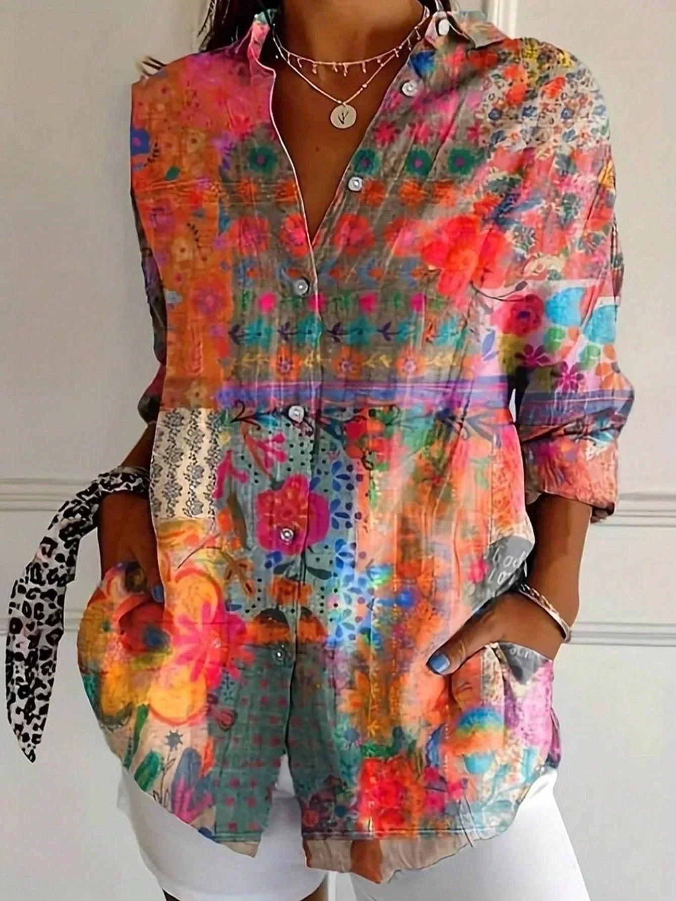Loes - Kleurrijke blouse met bloemenprint voor dames Front