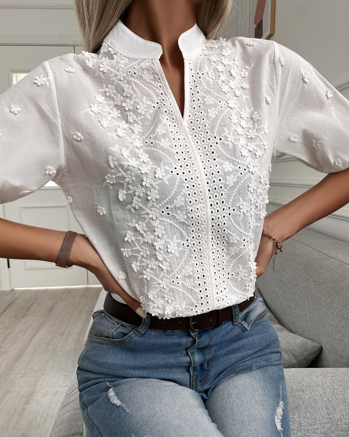 Merel - Elegante top met borduurwerk en opstaande kraag voor dames Front