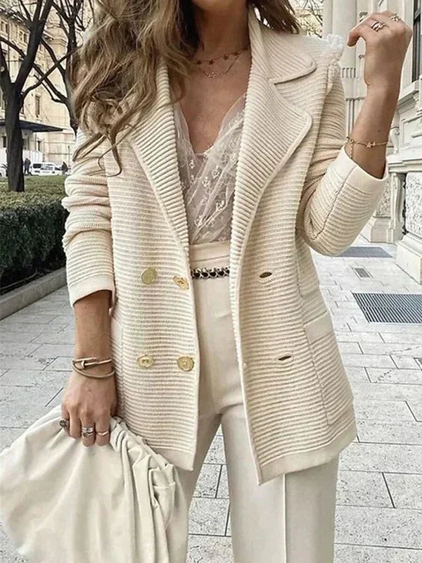 Lieke - Stijlvolle gebreide damesblazer met dubbelrijige knopen
