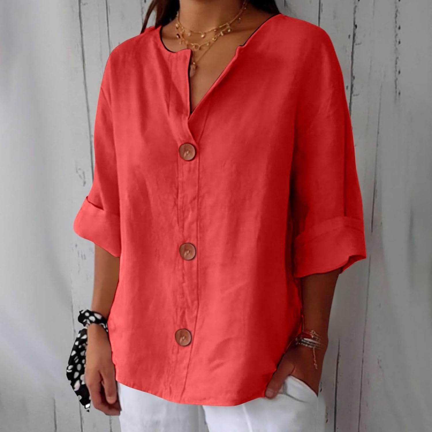 Jolien - Casual shirt met v-hals en terracotta knopen voor dames Close Up