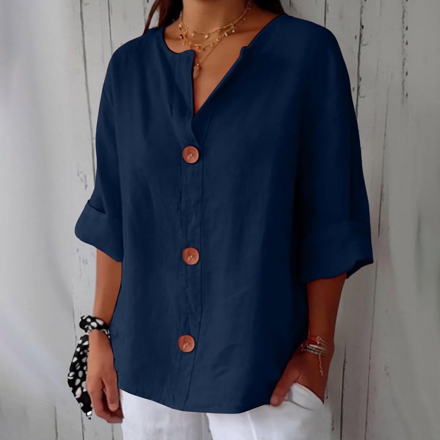 Jolien - Casual shirt met v-hals en terracotta knopen voor dames View 12