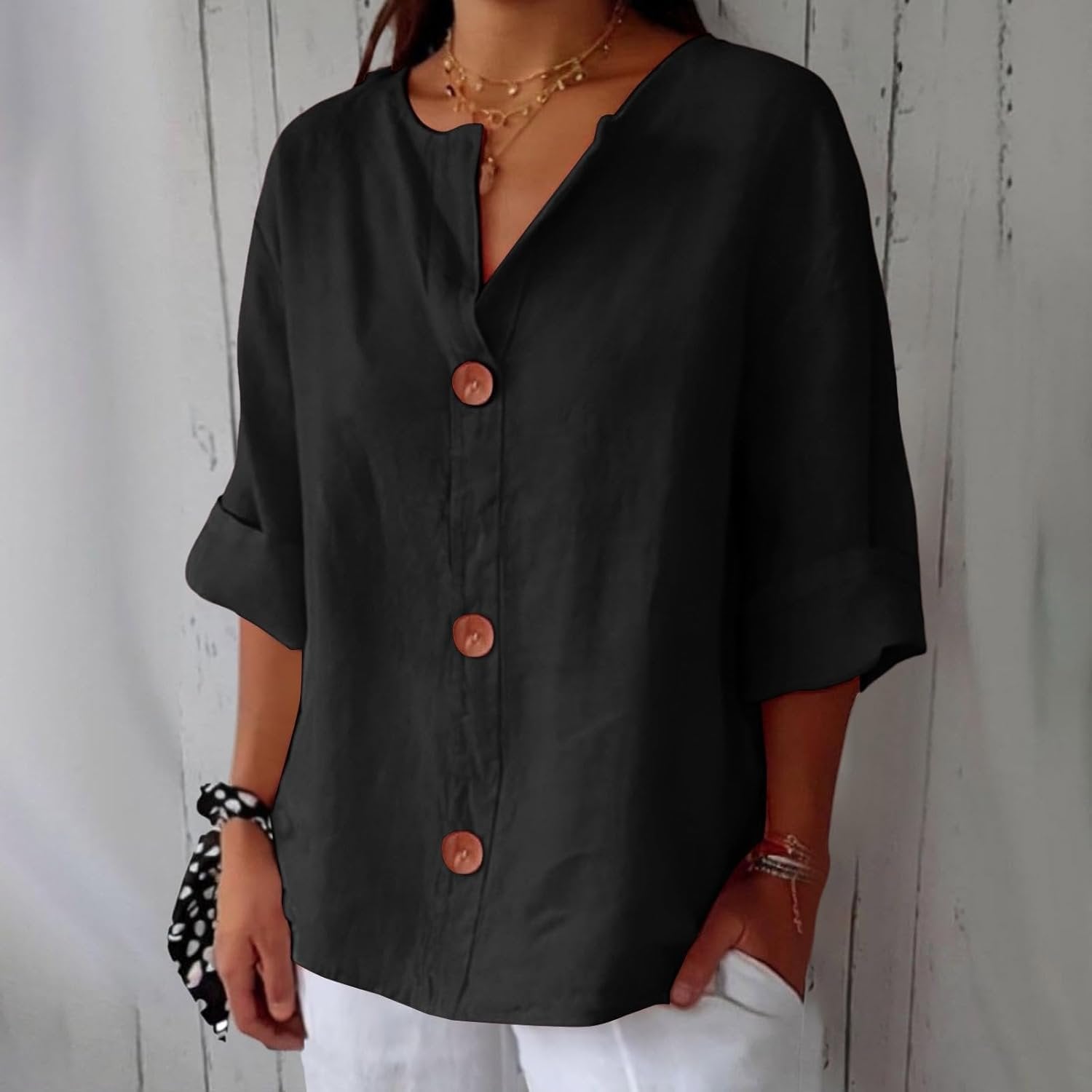 Jolien - Casual shirt met v-hals en terracotta knopen voor dames View 13