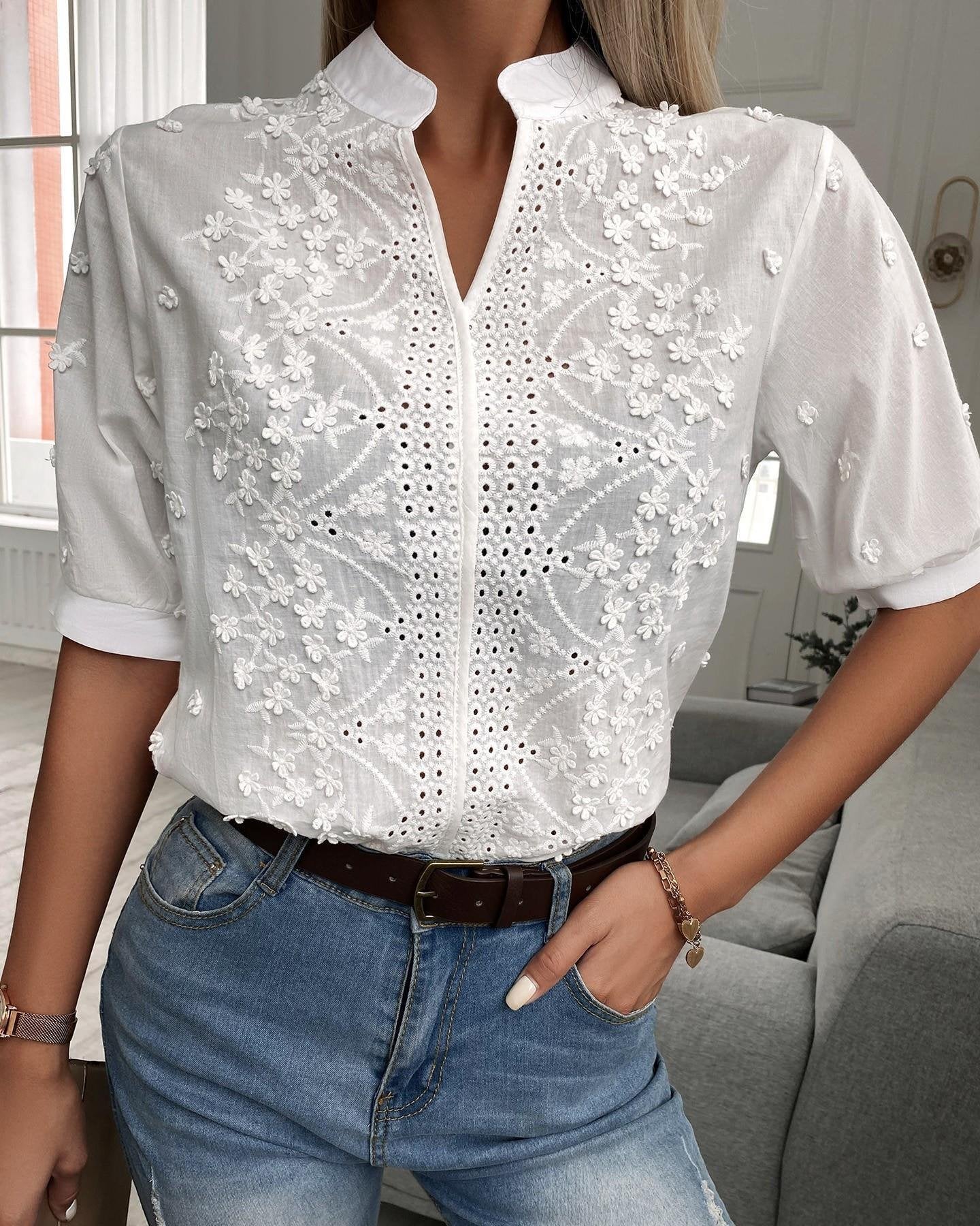 Merel - Elegante top met borduurwerk en opstaande kraag voor dames Detail