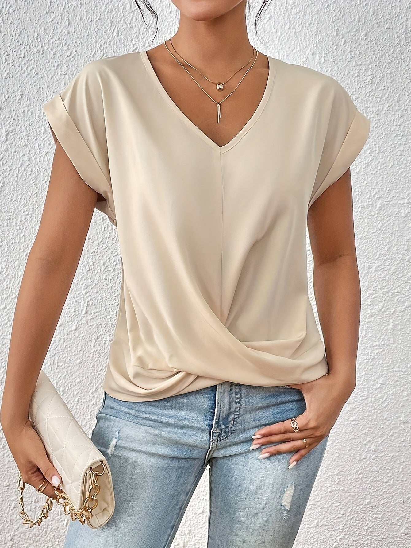Tessa - Elegante t-shirt met v-hals en twist zoom voor dames Angle