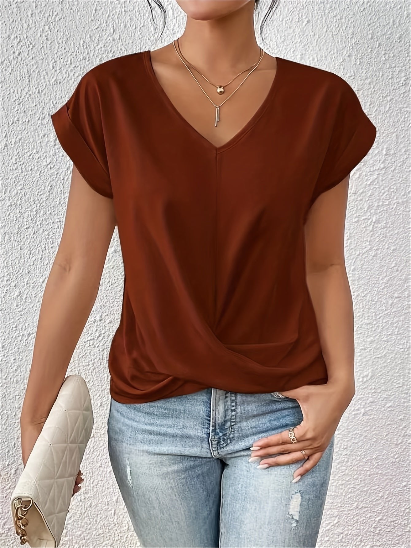 Tessa - Elegante t-shirt met v-hals en twist zoom voor dames Full