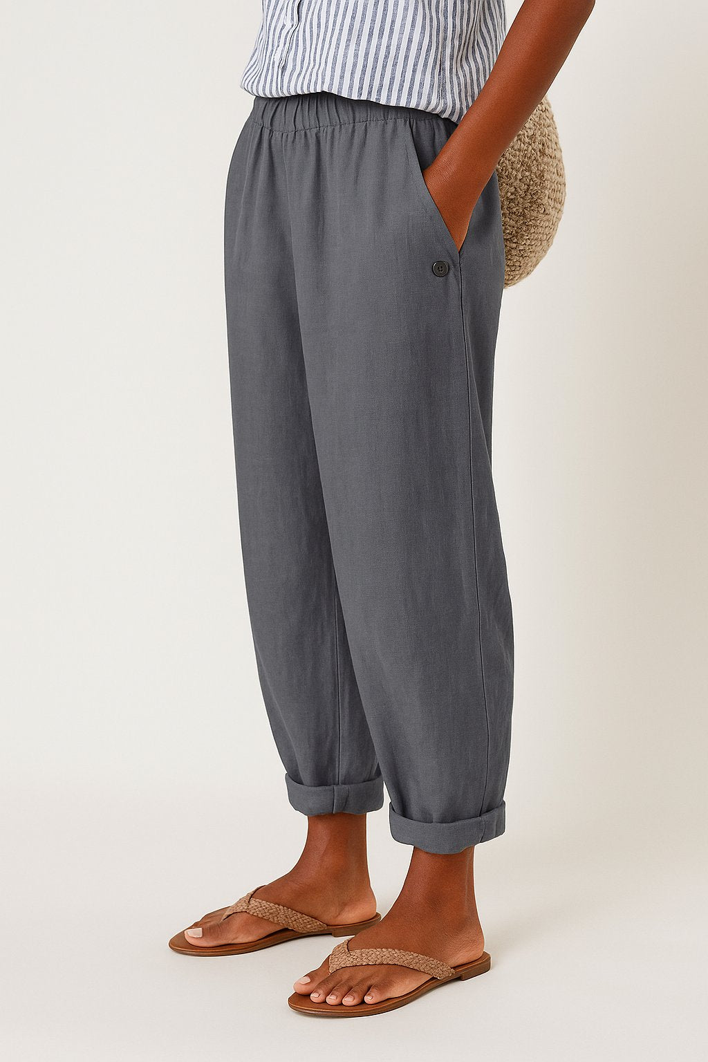 Tessa - Stijlvolle linnen tapered broek met sierknopen voor dames Close Up